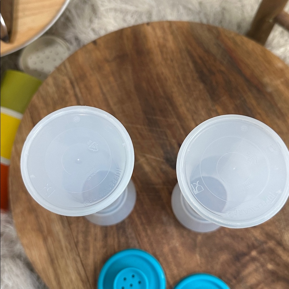Tupperware Hourglass Salt & Pepper Large 6" Shakers Sheer With‎ Blue Lids - Picture 8 of 11
